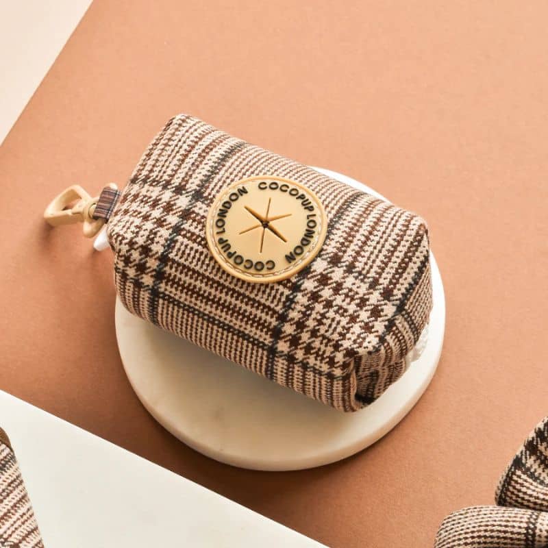 Détail du distributeur sac à déjection canine de la marque cocopup london - pup plaid motif carreaux beige marron tartan