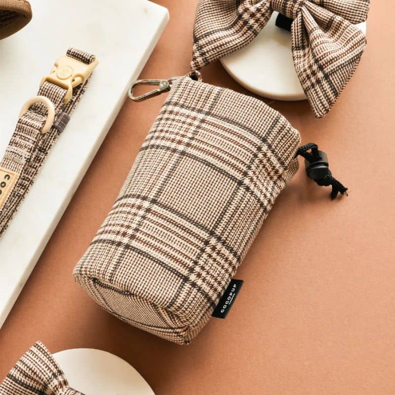 Détail de la pochette pour les friandises d'éducation de chien de Cocopup London motif Pup plaid - carreaux beige