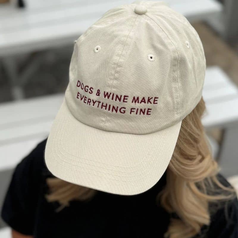 Casquette pour humain de la marque collar of sweden beige avec l'inscription dogs and wine make everything fine