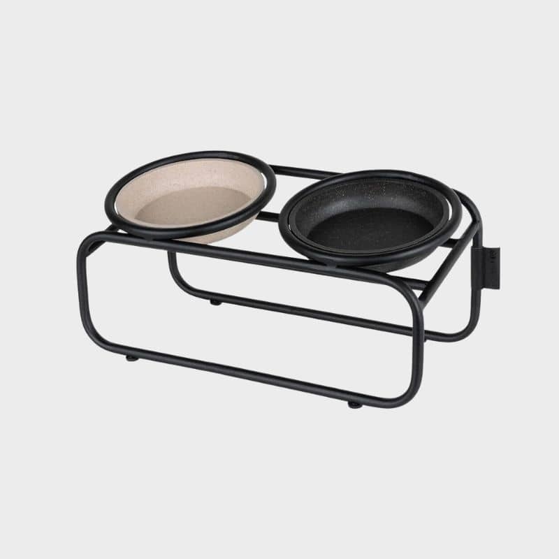 support de gamelle en acier compatible avec les gamelles pour chat en bambou District 70. Le Butler bowl stand permet de manger surélevé ce qui aide à la digestion