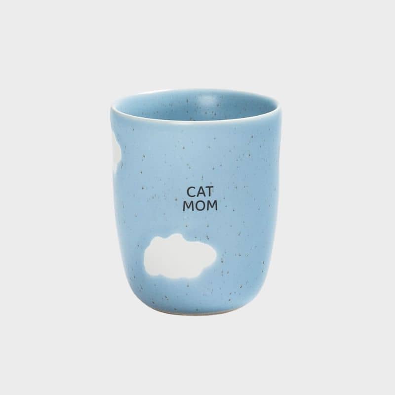 Tasse en grès céramique motif nuage bleu cat mom de Egg Back Home