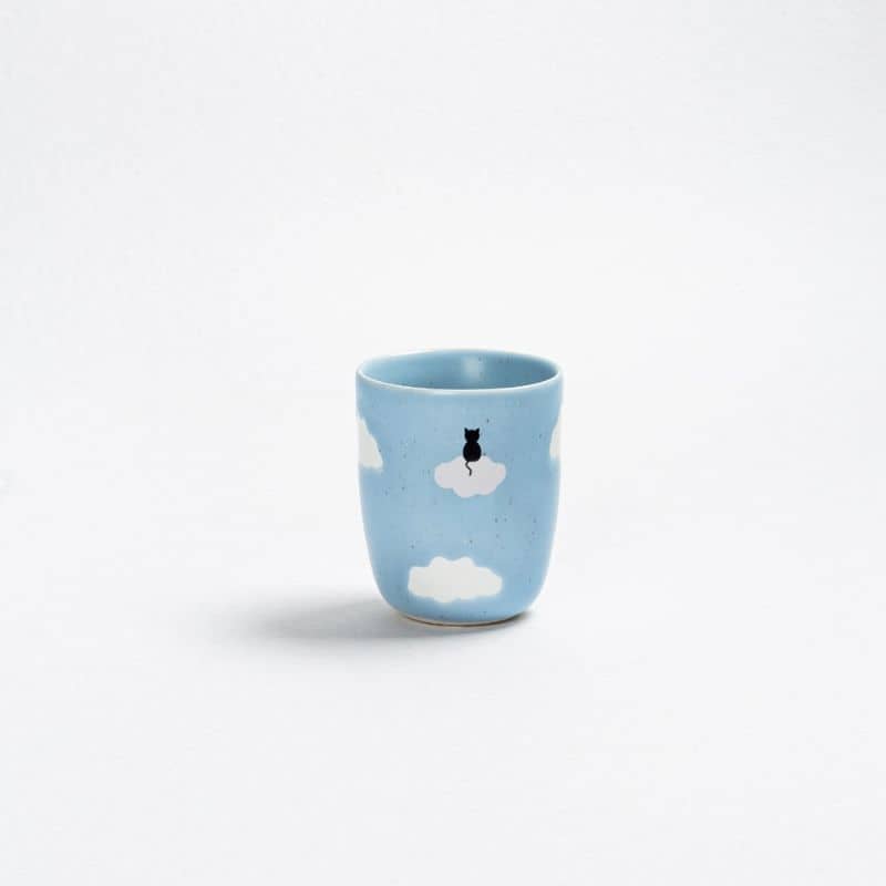 Dos de la tasse en grès céramique motif nuage bleu et chat cat mom de Egg Back Home