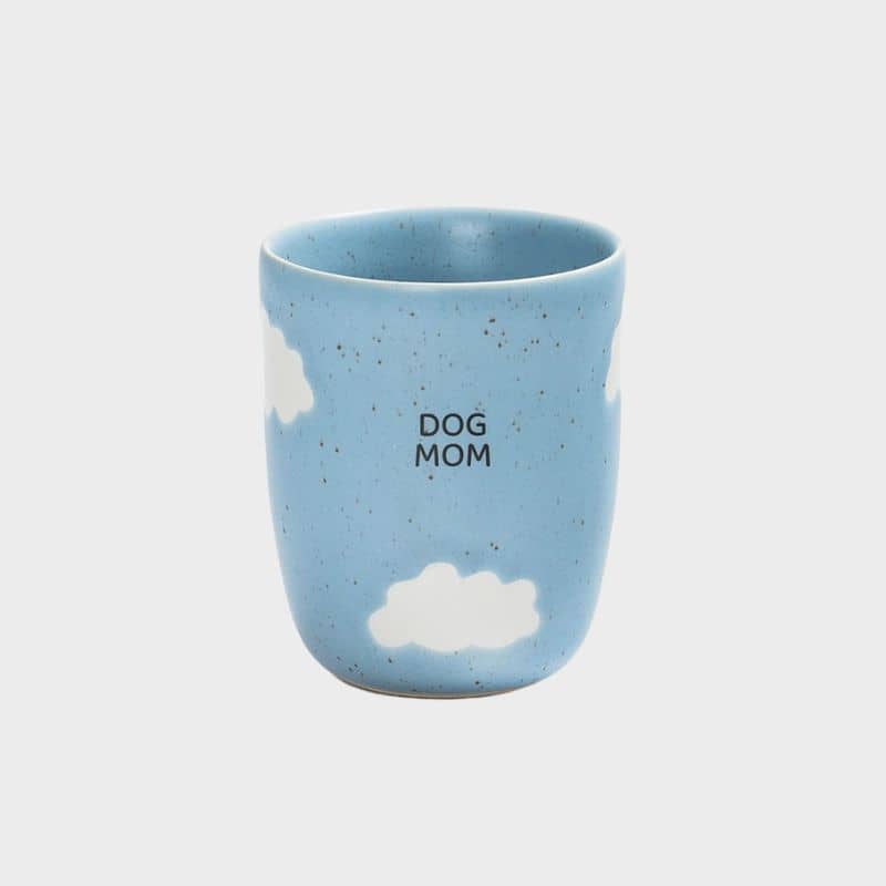 Tasse en grès céramique motif nuage bleu dog mom de Egg Back Home