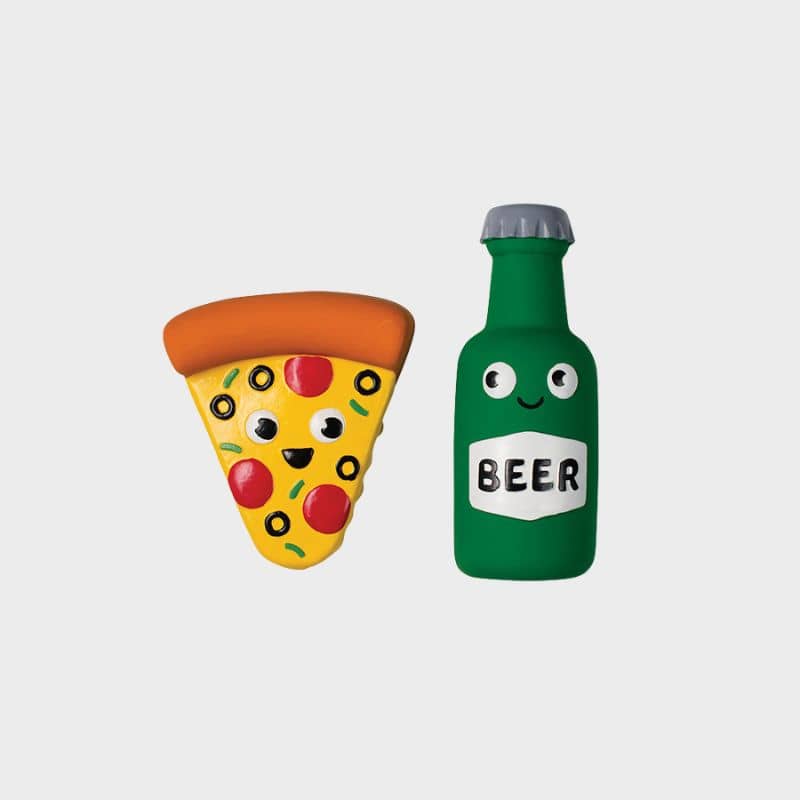 Duo de jouets en latex naturel pour chien en forme de part de pizza et de bière de la marque Fringe Studio Pet Shop 