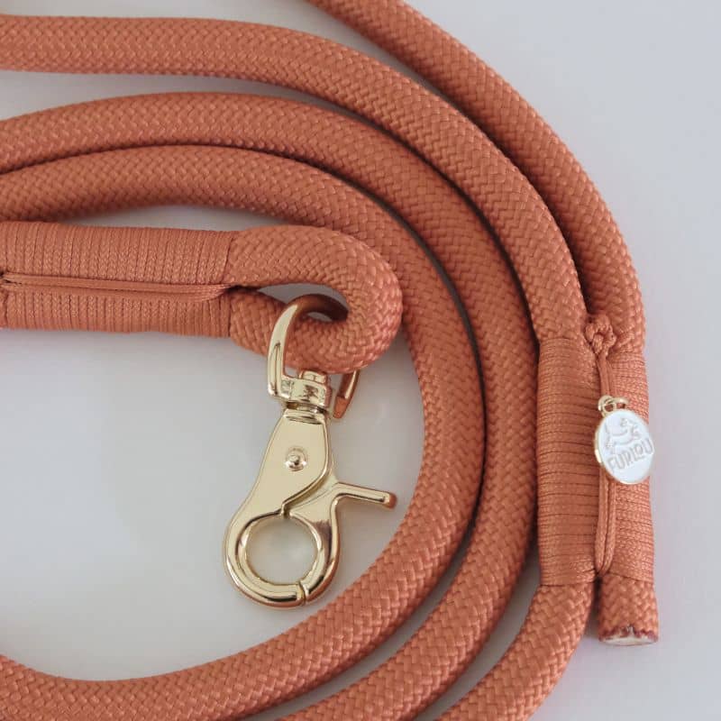 Détail de la laisse pour chien en corde de Furlou en orange terracotta