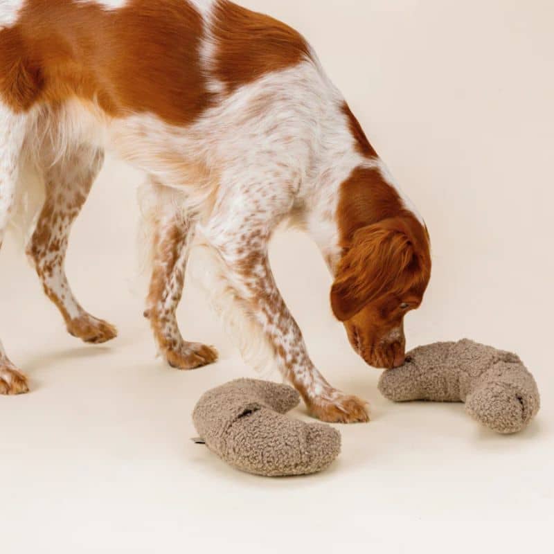 jouet d'occupation pour chien en forme de croissant en bouclette taupe Lillabel