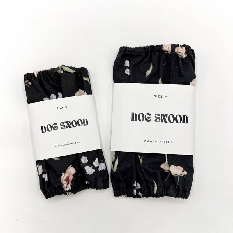 Packaging snood pour chien en coton motif dark floral Lou & Co - protection des longues oreilles contre les épillets et l'humidité