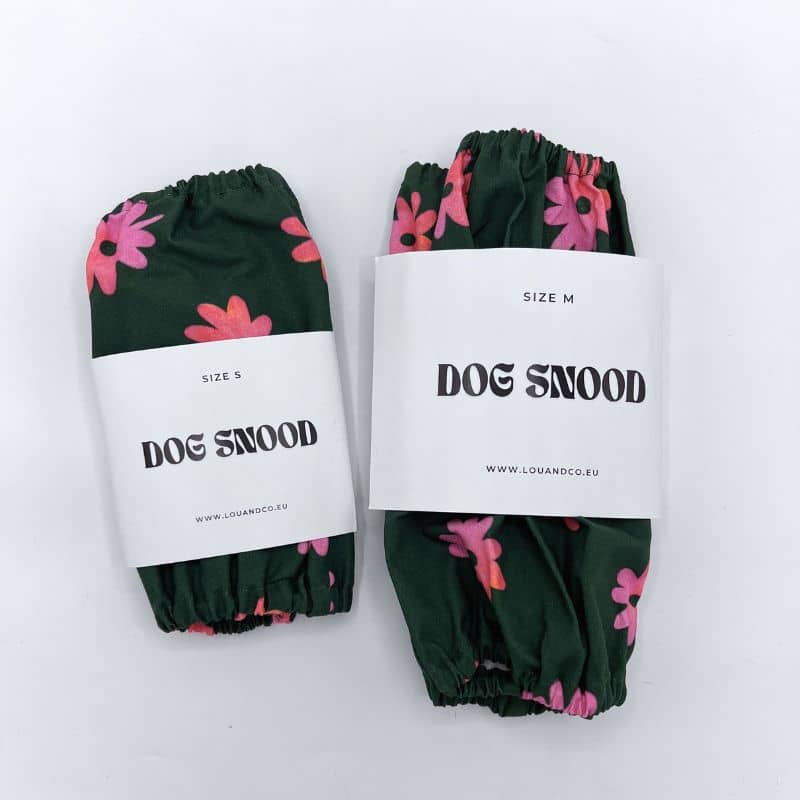 Packaging du snood pour chien en coton motif fleurs rose sur vert Lou & Co - protection des longues oreilles contre les épillets et l'humidité