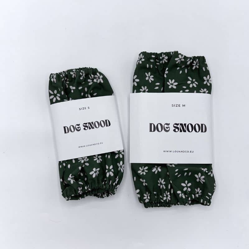 Packaging du snood pour chien en coton motif fleurs blanches sur vert Lou & Co - protection des longues oreilles contre les épillets et l'humidité