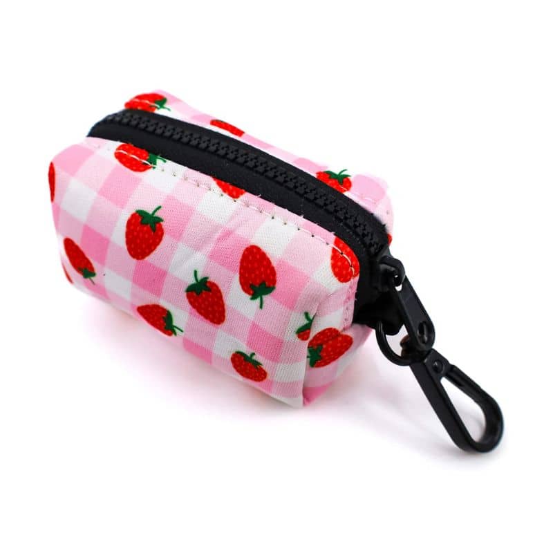 Détail du distributeur de sac à déjection chien motif Strawberry fields de Pablo & Co