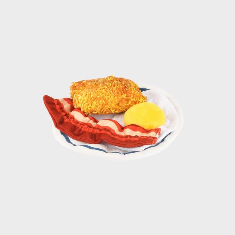 jouet interactif pour chien PLAY x IHOP en forme d'assiette english breakfast avec bacon et oeuf qui couinent et se descratchent