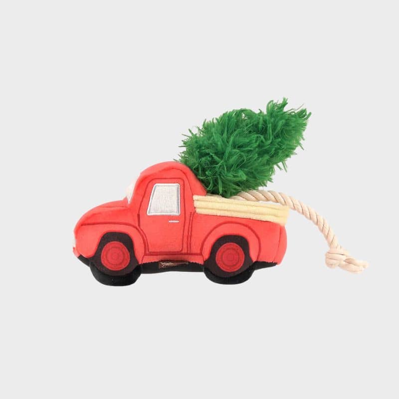 jouet peluche de Noël pour chien en forme de camion rouge transportant un sapin "Home for the holidays hauler" par la marque Play