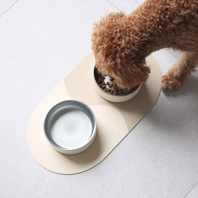 Tapis de gamelle en silicone de la marque Pups & Bubs puzzle placemat Affogato pour un style sobre et moderne