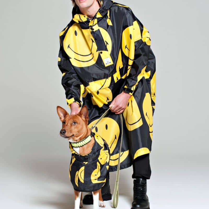 Chien et son maître avec imperméable assorti en noir et jaune smiley de Rainkiss