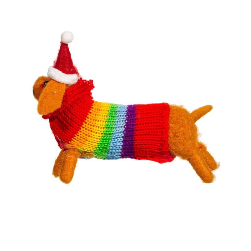 Décoration de noël en feutre qui représente un chien teckel avec un pull rainbow de la marque Sass and Belle