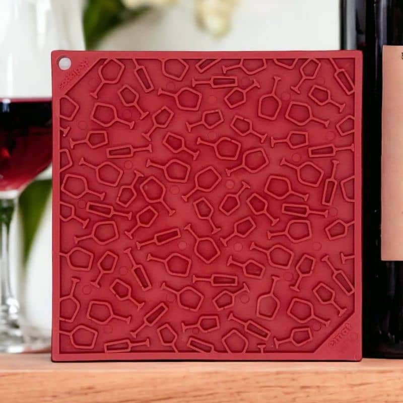 tapis de léchage pour chat et chien rouge à motif verre de vin "Vino" par Sodapup : idéal pour occuper le chien et le calmer