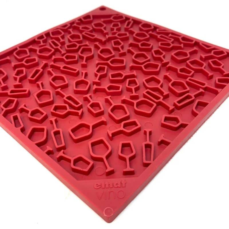 tapis de léchage pour chat et chien rouge à motif verre de vin "Vino" par Sodapup : idéal pour occuper le chien et le calmer