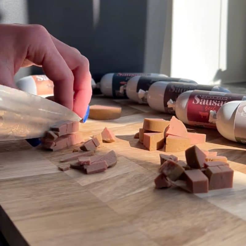 Saucisse pour chien à couper en dés pour récompenses lors de séances d'éducation