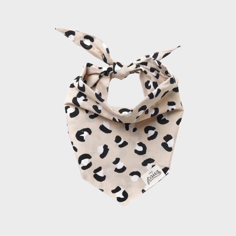 Bandana pour chien en coton imprimé léopard beige the paws - Accessoire élégant et confortable, idéal pour toutes les occasions.