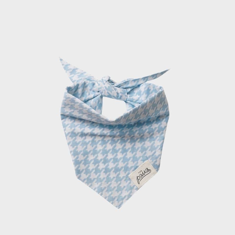 Bandana pour chien motif pied de poule en bleu ciel de the paws