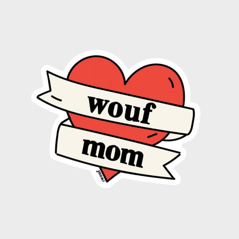 sticker en forme de coeur wouf mom dog mom chien